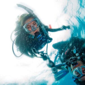 Refresh Your Skills with a Refresher Dive in Curaçao If you haven't been diving for two years or more, it might be time to refresh your skills. Curaçao offers a fantastic Refresher Dive experience, designed to ensure a safe and enjoyable return to the underwater world. At CuracaoTodo.com, you'll find the best and most comprehensive information for tourists on the island, making it your go-to guide for planning your diving adventures.