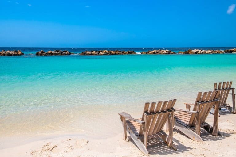 Are beaches free in Curaçao