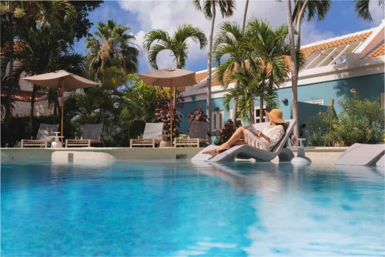 Kura-Botanica-Hotel-Poolside-01