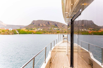Sail in Pure Luxury: Gold Seahorse Private Tour