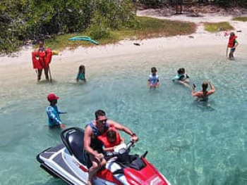 Verken de kustlijn van Curaçao met een spannende jetskitour in Piscaderabaai