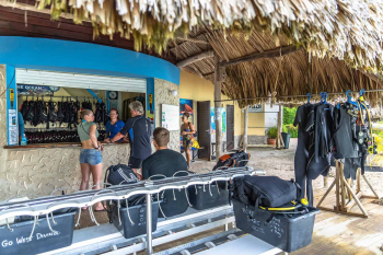 Renting BCD and Regulator from Go West Diving in Curaçao