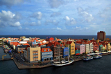 Is there poverty in Curaçao?