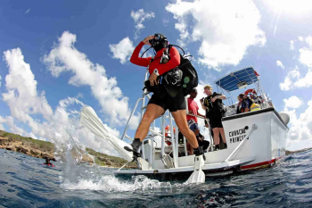 Sumérgete en la aventura: buceo en barco con dos tanques AM con encuentros en el océano en Curazao